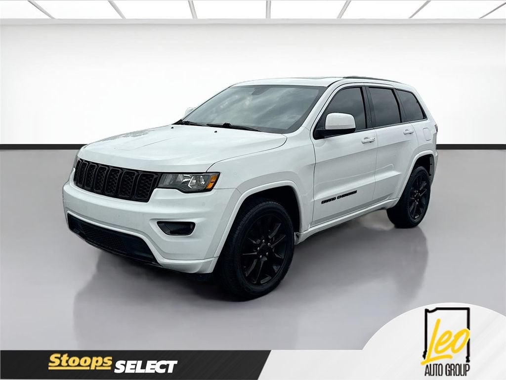 2017 Jeep Grand Cherokee Altitude 4x2 in White — front three-quarter view