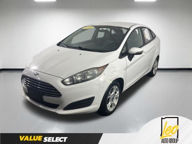 2015 Ford Fiesta SE in Oxford White — front three-quarter view