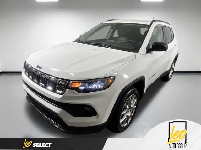 2022 Jeep Compass Latitude Lux 4x4 in White — front three-quarter view